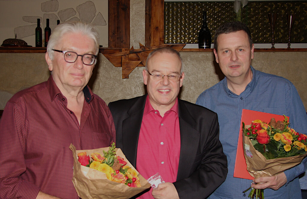 Stefan Jung (Mitte) bedankt sich bei Wilfried Töpcke (links) und Andreas Wilk (rechts) für ihre langjährige Mitgliedschaft in der SPD.