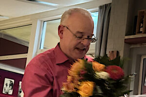 Stefan Jung wird für seine langjährige Arbeit als Ortsvereinsvorsitzender geehrt.